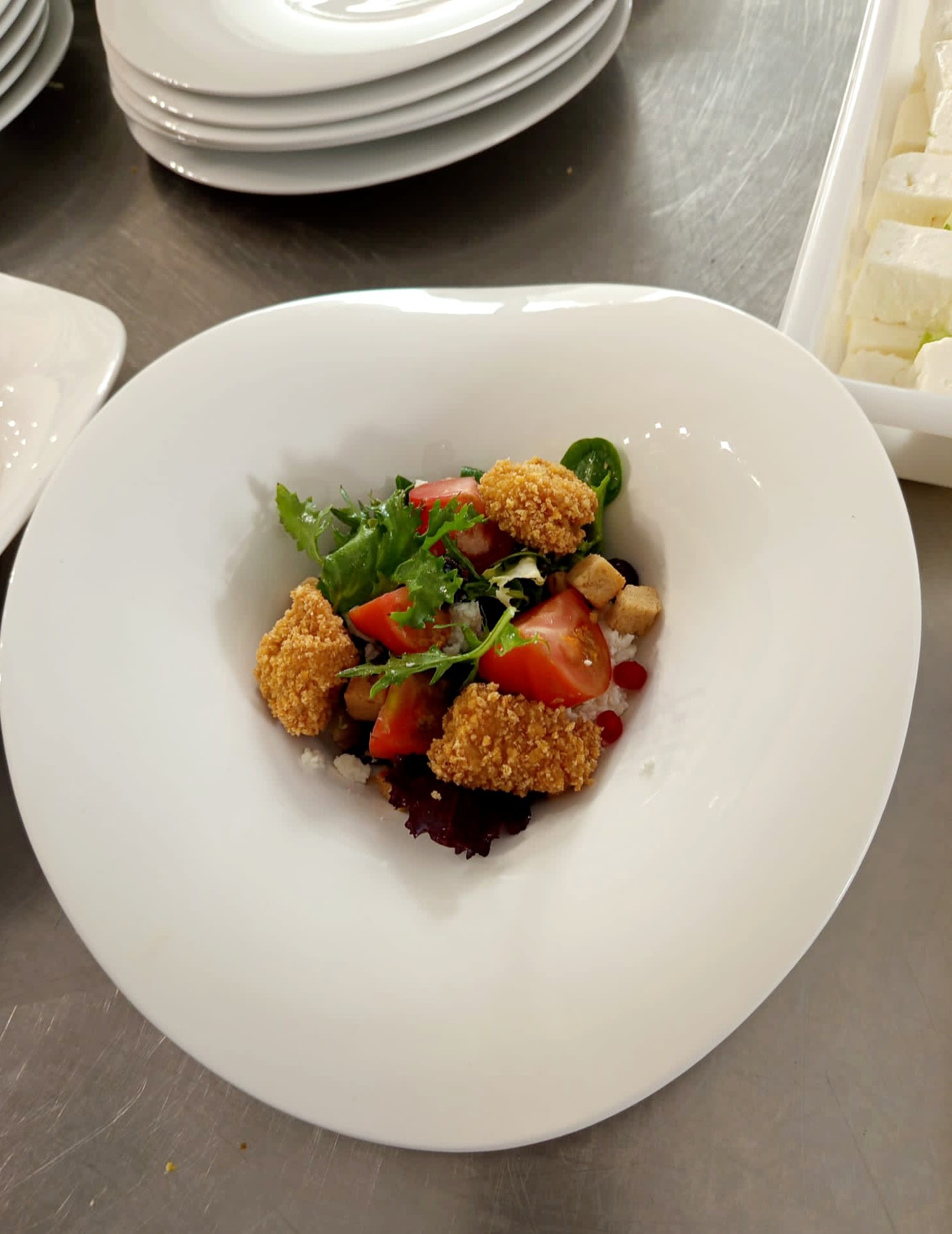 Menu Chef Privado Ensalada de Pollo Crujiente con Vinagreta Cítrica y Toque de Miel