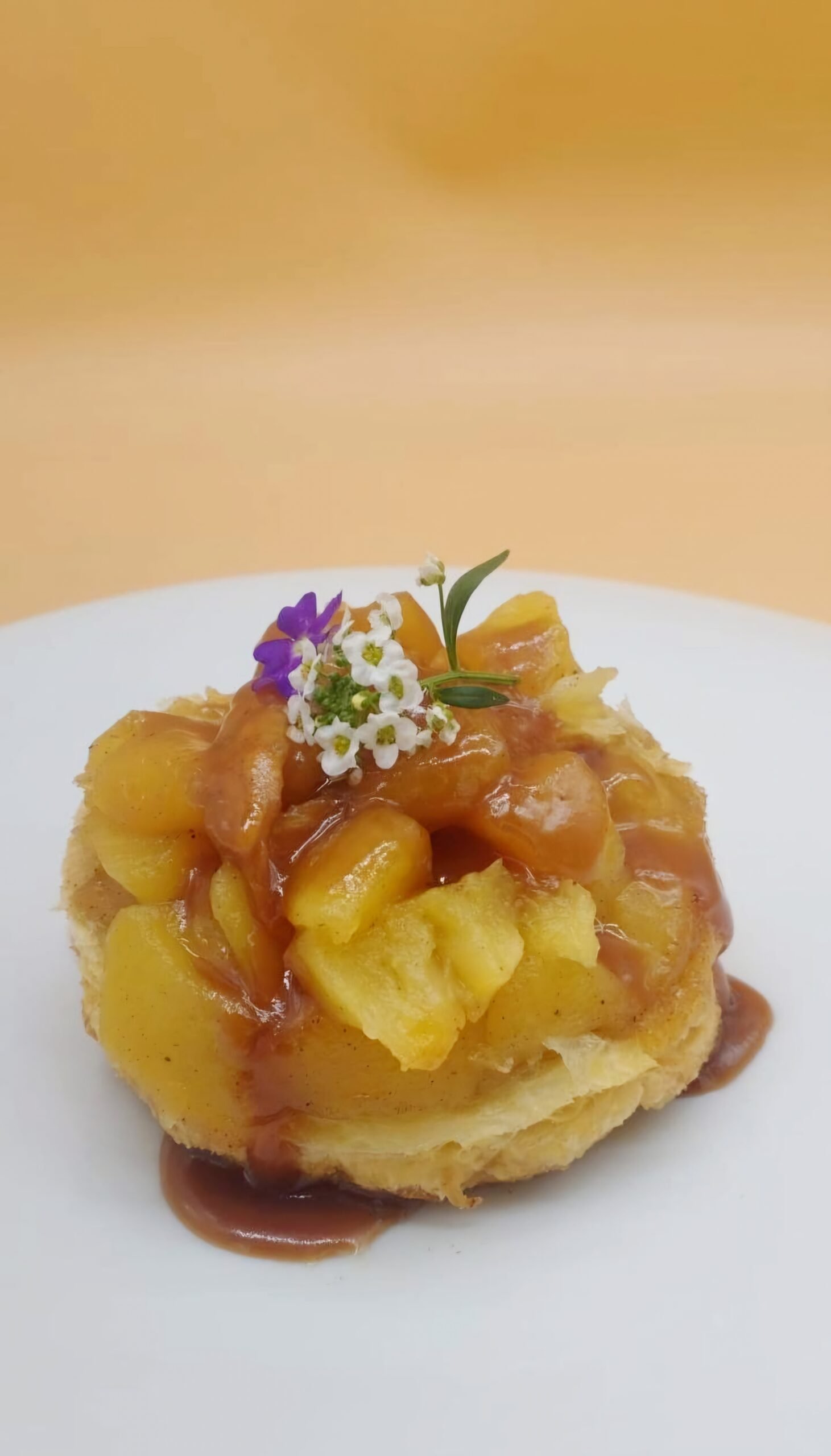 Menu chef privado tartaleta de manzana carmelizada y flores