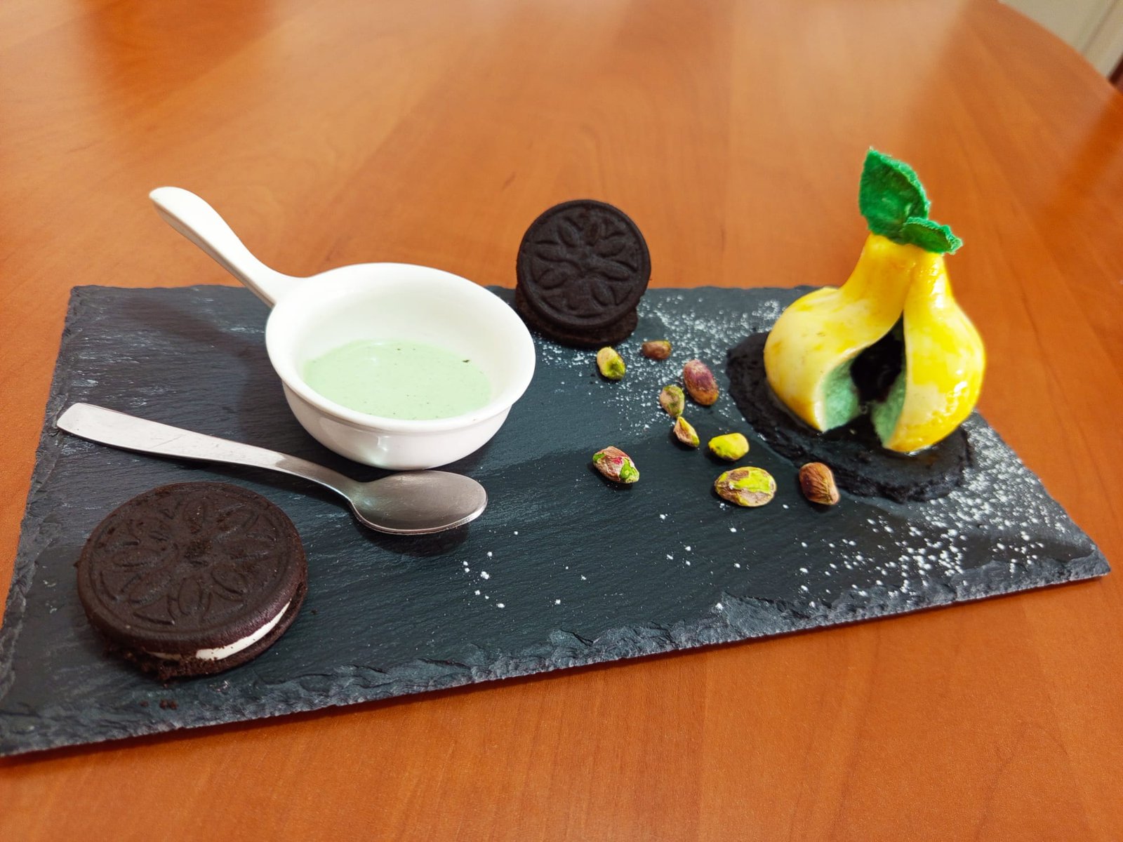 Menu chef privado Daniel Salcedo Pera de chocolate blanco rellena de salsa de pistacho con corazon de arandanos