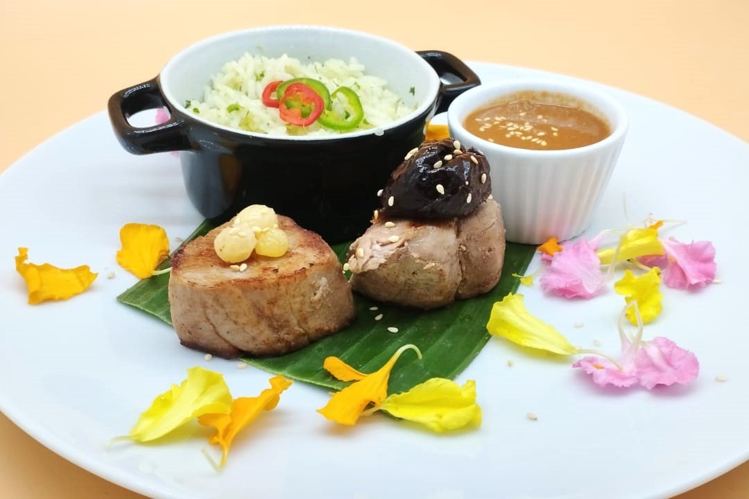 Menu del chef privado de Alicante Daniel Salcedo Solomillo con mole y arroz de hierbas