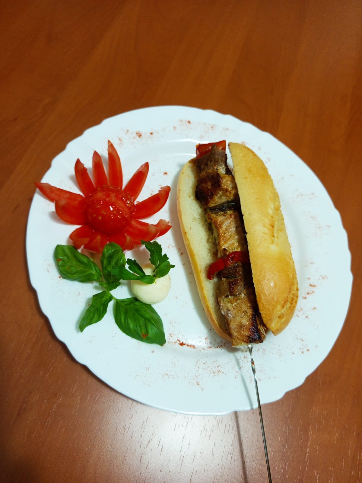 Menu del chef Daniel Salcedo sandwich con brocheta de cerdo y ternera con pimientos